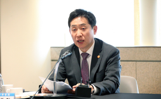 김주현 금융위원장이 4일 서울 중구 은행회관 뱅커스클럽에서 마이데이터 2.0 추진 방안을 발표하고 있다.  <금융위 제공>